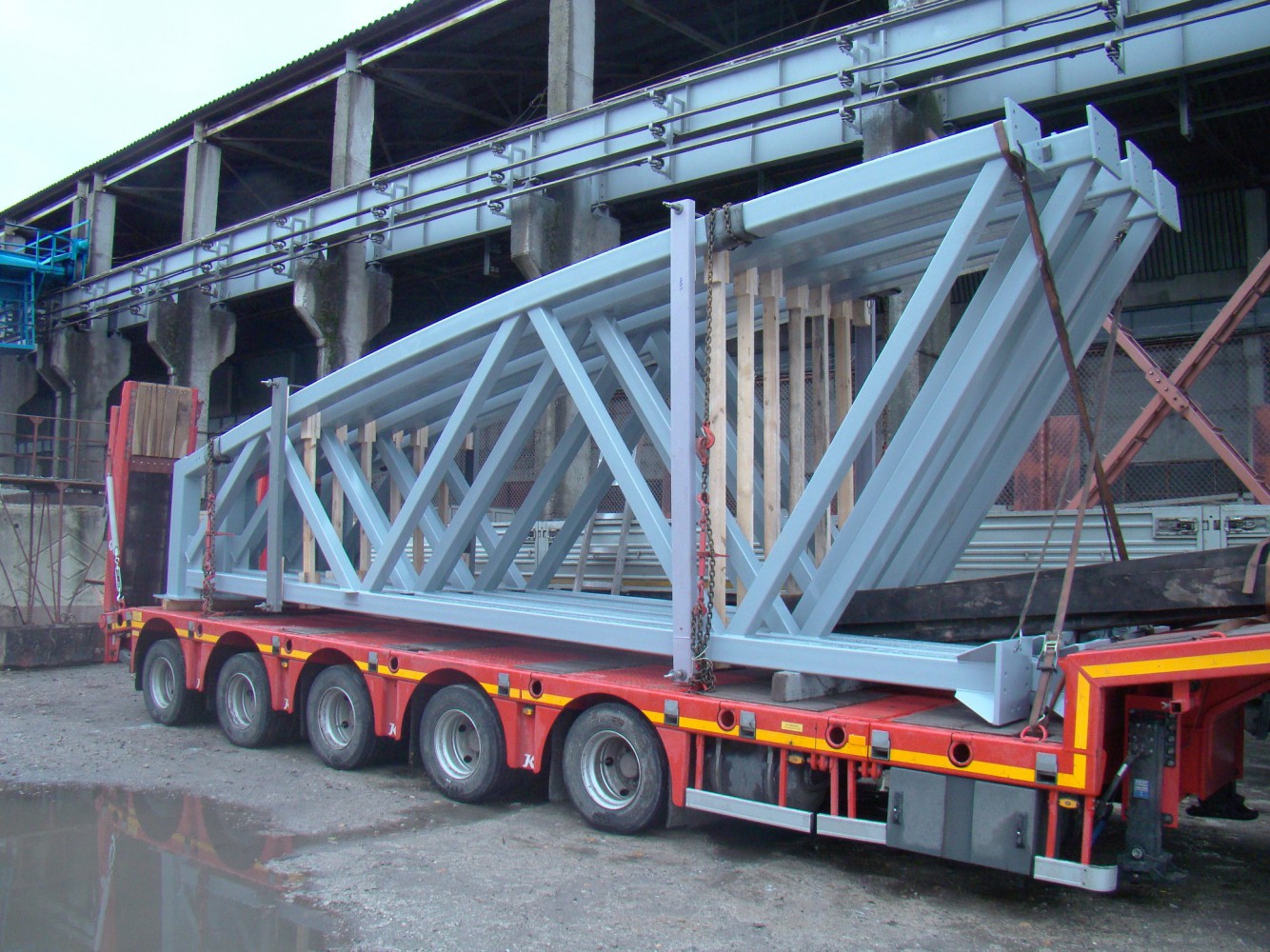 Перевозка металлической фермы тралом