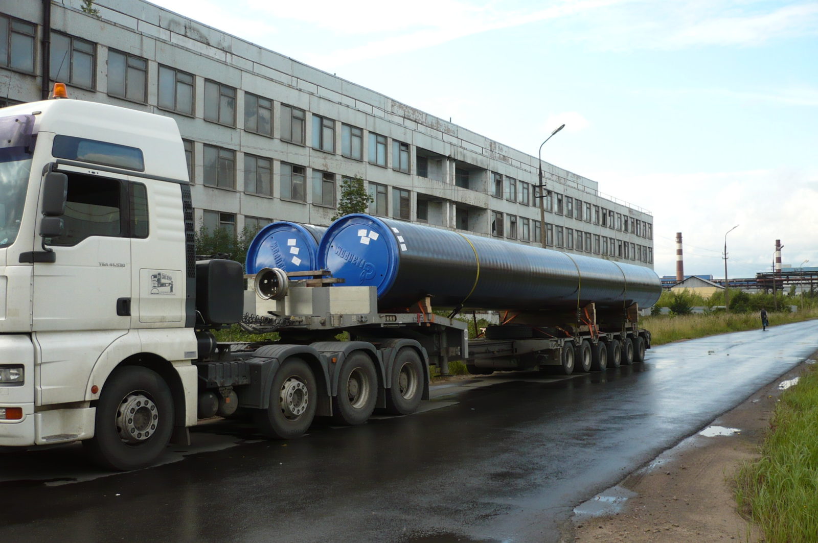 Перевозка труб большого диаметра тралом
